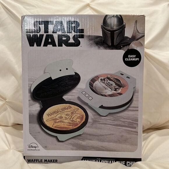 Disney Exclusive Star Wars: The Mandalorian The Child Full Size Waffle Maker NEW - Picture 2 of 8